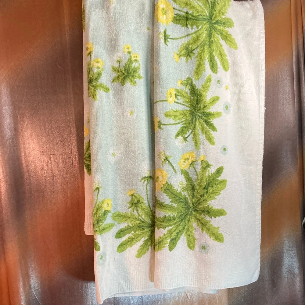 Vintage 70’s terry cloth tablecloth. Tastemakers light blue dandelions 51‎ x 65